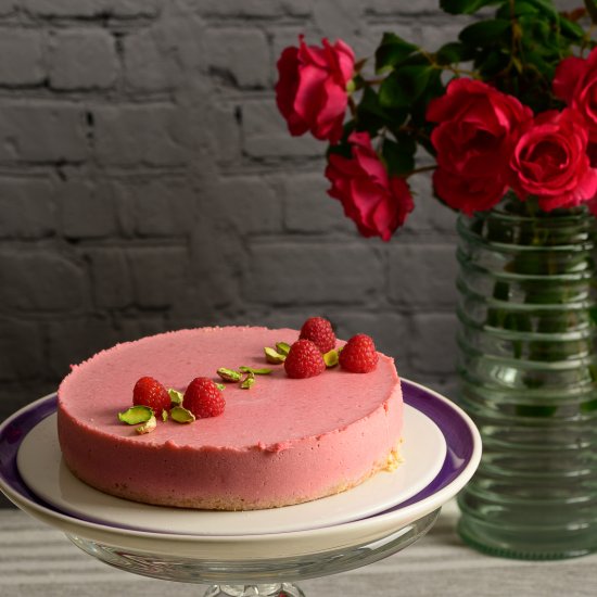 Cold raspberry mousse cake