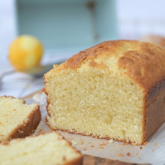 Lemoncake with whipped cream