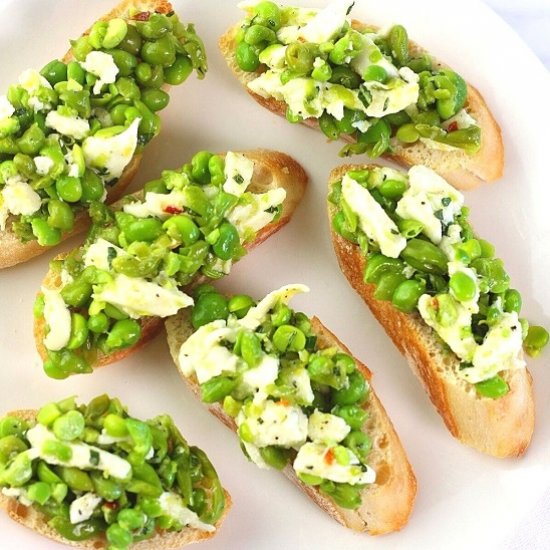 pea and mozzarella crostini