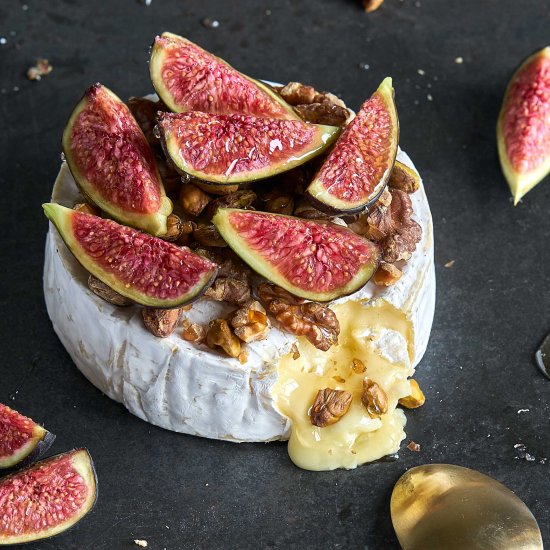 Baked Camembert with figs and nuts