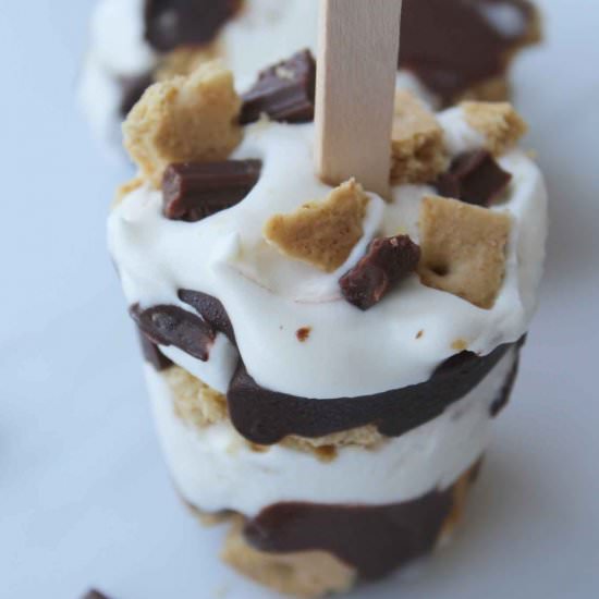 Layered Frozen S’mores Pops