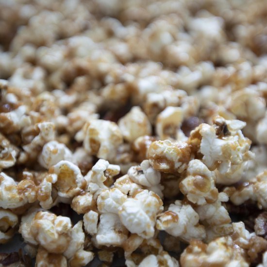 Caramel popcorn with pecans