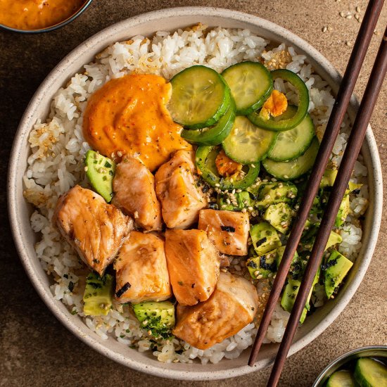 Baked salmon sushi bowl