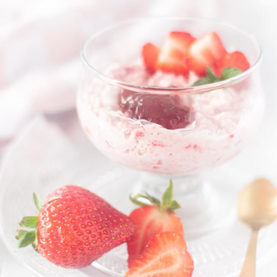 Strawberry Oatmeal Smoothie Bowl