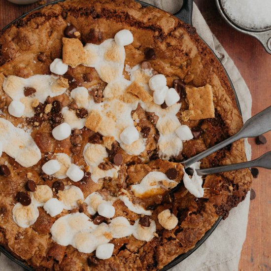 S’mores Chocolate Chip Skillet Cook