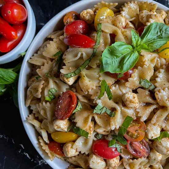 Pesto Caprese Pasta Salad