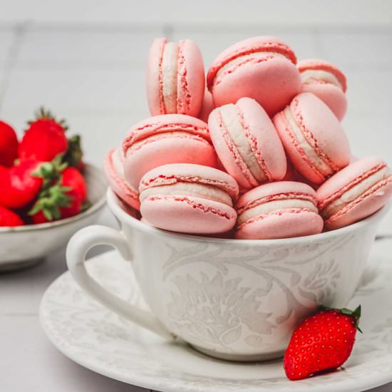 Strawberry macarons recipe