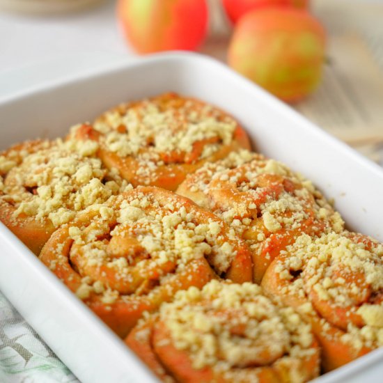 Apple Crumble Cinnamon Rolls