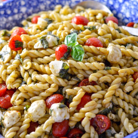 Easy Caprese Pasta Salad