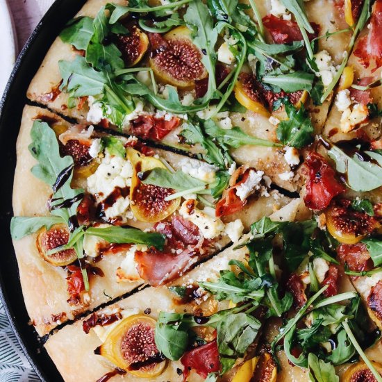 Easy Fig & Prosciutto Pizza