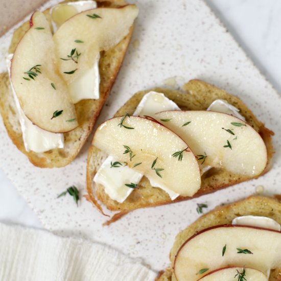 apple brie crostini