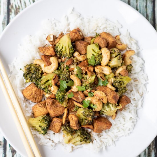 Easy Spicy Cashew Chicken Stir Fry