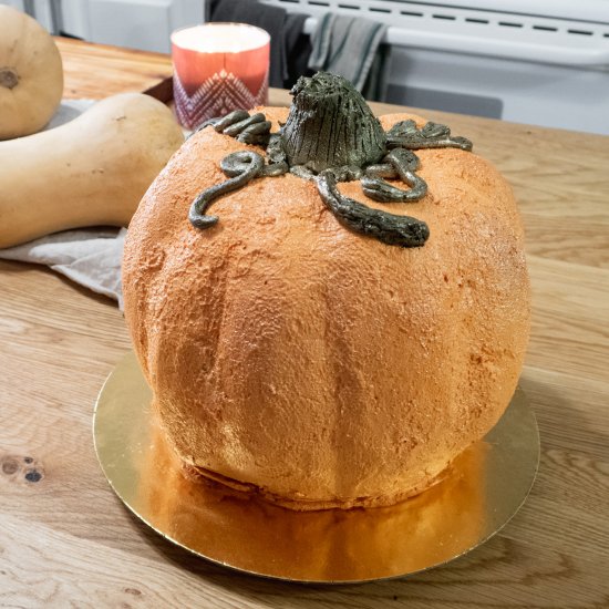 Vegan pumpkin-shaped cake