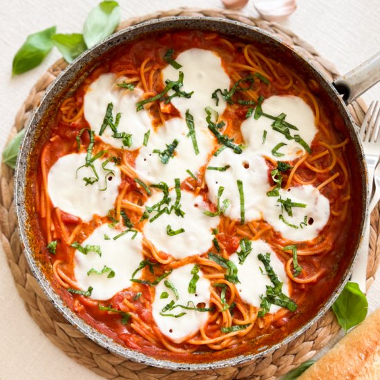 EASY One-Pot Cheesy Spaghetti