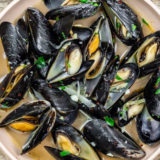 Steamed Mussels In Garlic White Win