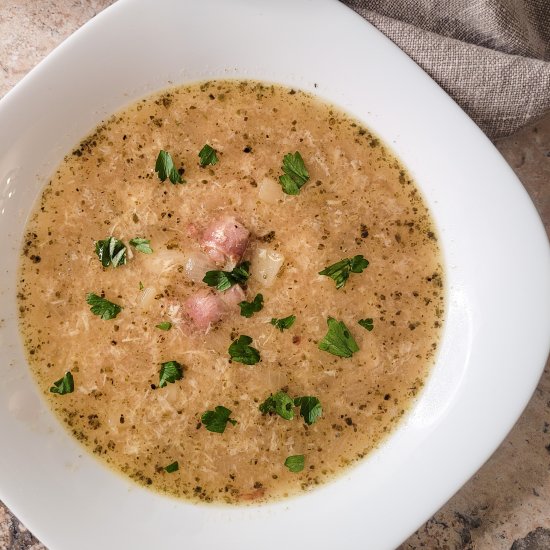 Czech garlic soup or česnečka