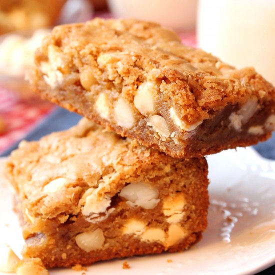 Macadamia Biscoff Blondie Brownies