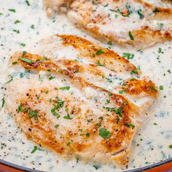 CREAMY GARLIC CHICKEN BREAST SKILLE