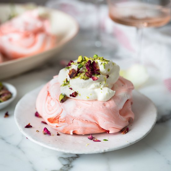 Rose meringues with pistachios