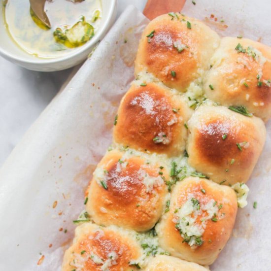 Quick Garlic Butter Dinner Rolls