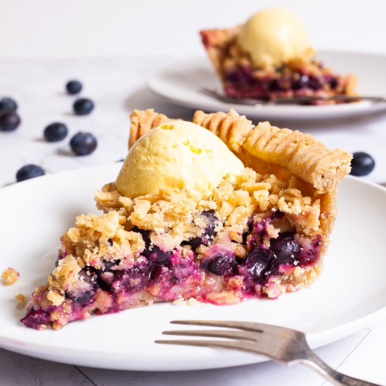 Blueberry Pie with Lemon Crumble