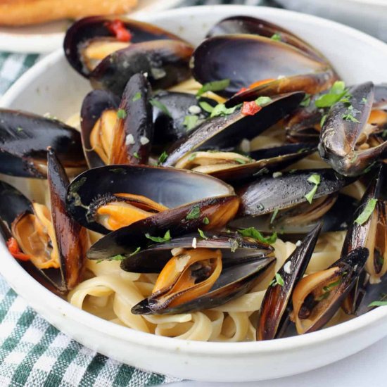 Mussels with White Wine & Garlic