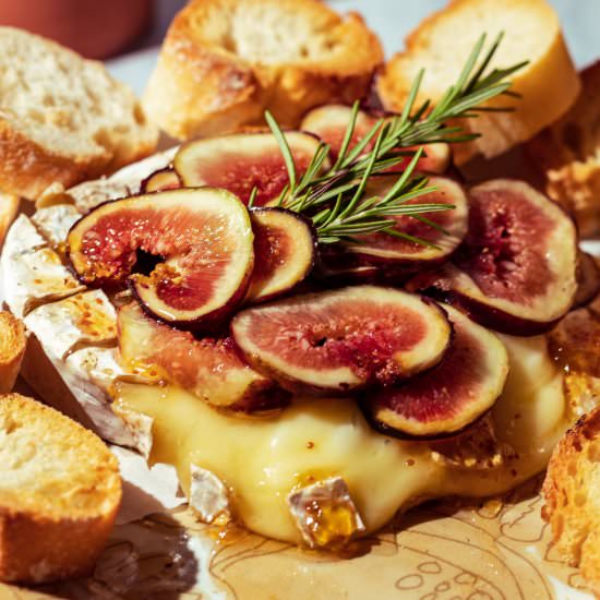 Baked Brie with Honey and Figs