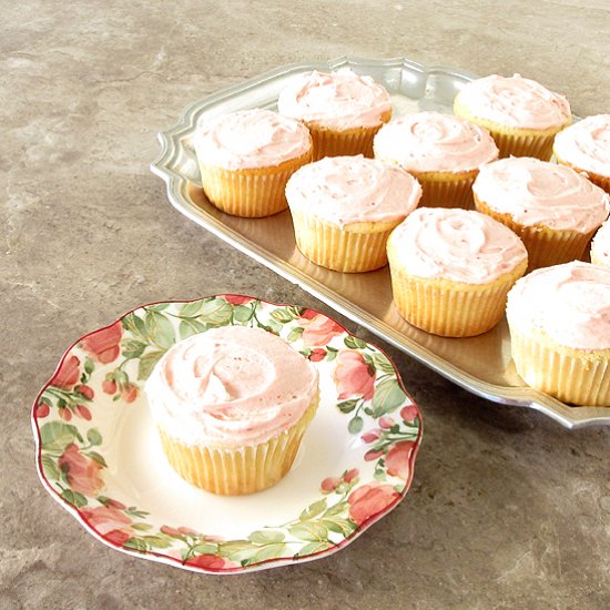 Vanilla Cupcakes – Strawberry Icing