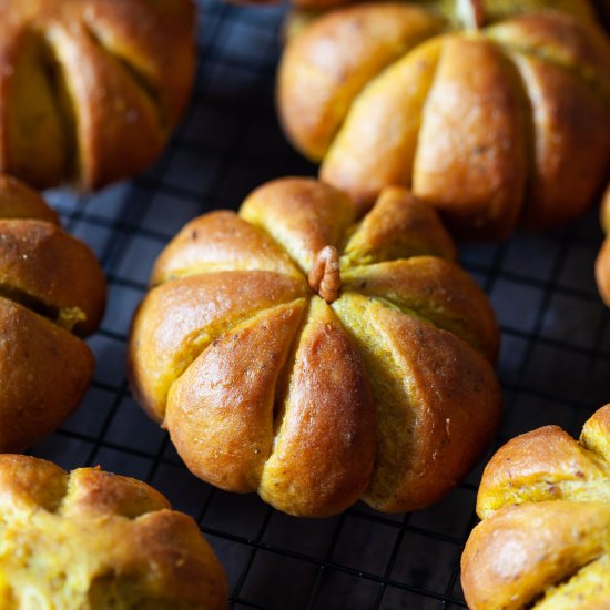 Vegan Pumpkin Bread Rolls