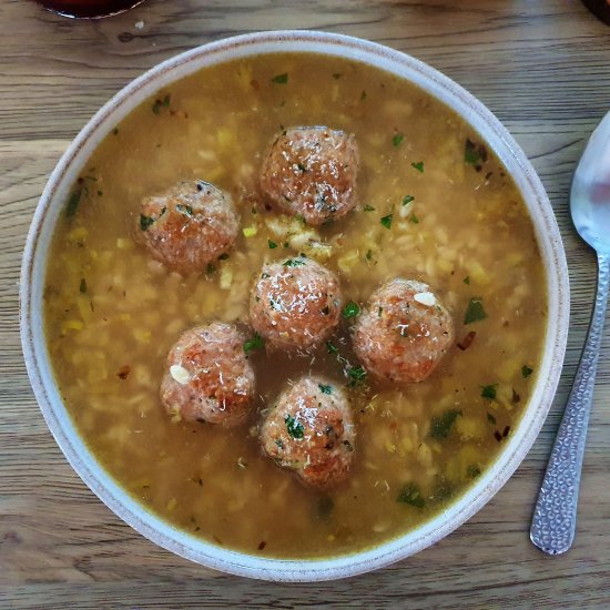 Broth with meatballs and pasta