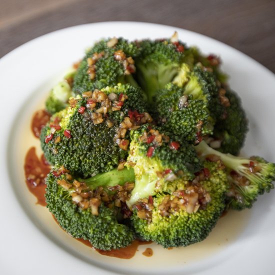 Steamed broccoli with Asian sauce