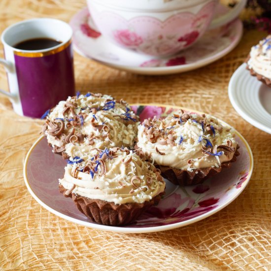 Cocoa tartlets with cream