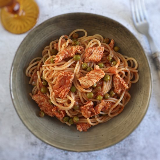 Spaghetti with turkey and peas