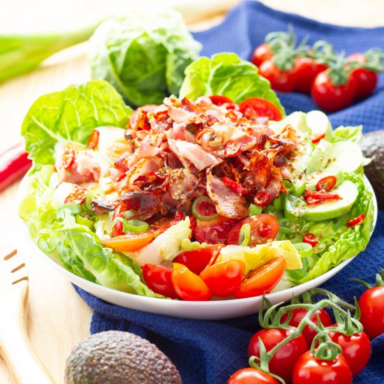 Salad with crispy bacon