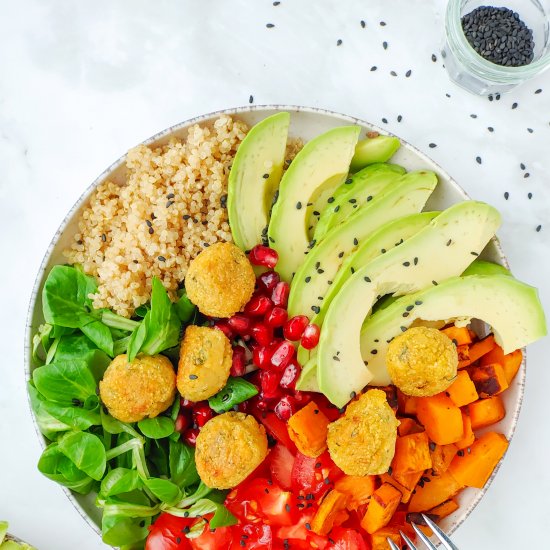 Bunte Falafel-Quinoa-Bowl