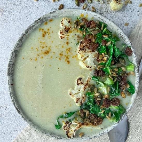 Cauliflower soup with curried seeds