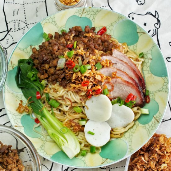 https://tasteasianfood.com/kolo-mee