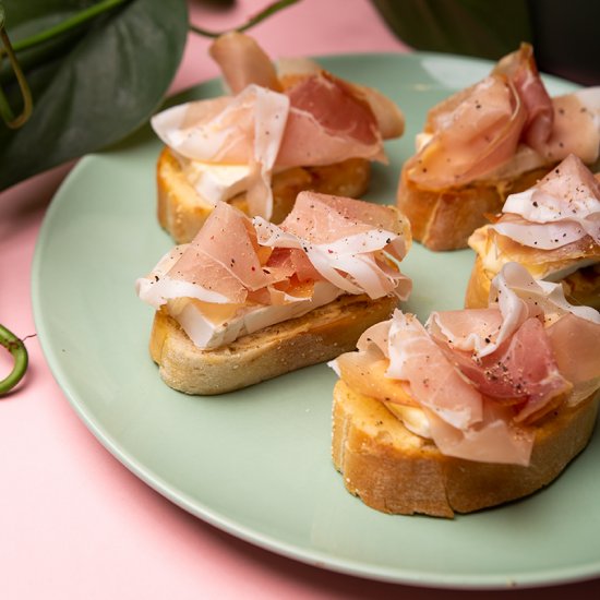 Date Cream & Prosciutto Bruschetta