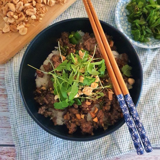 Sushi bowl with beef and peanuts