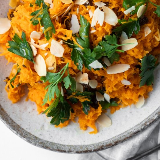 Quick carrot salad with almonds