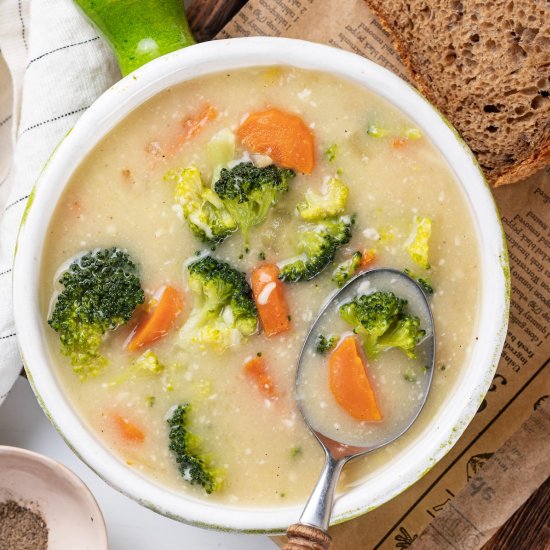 Creamy Cheesy Cheddar Broccoli Soup