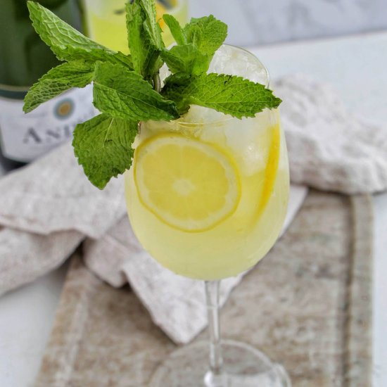 Limoncello Spritz (3 Ingredients)