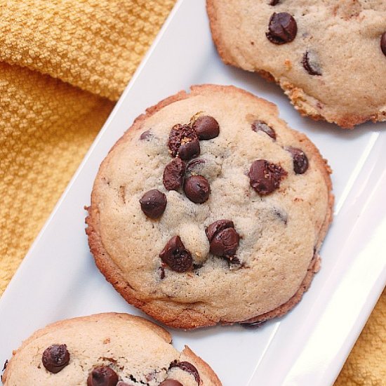 Crumbl chocolate chip cookies