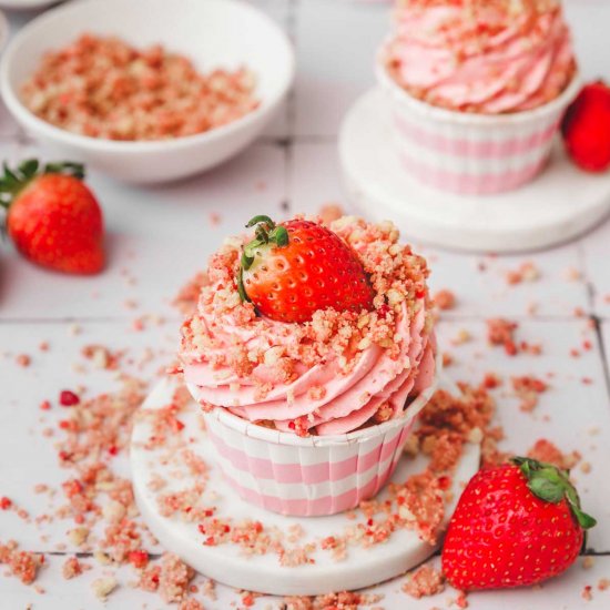 Strawberry crunch cupcakes