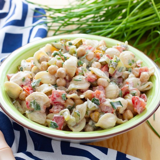 Salad with cucumbers and chickpeas