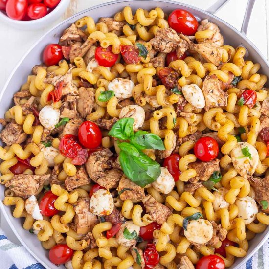 Easy Chicken Caprese Pasta