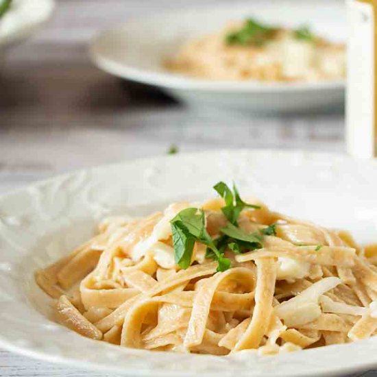 Cheesy Pasta with Shredded Kohlrabi