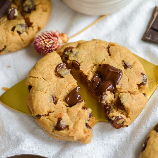 Vegan PB Chocolate Chip Cookies