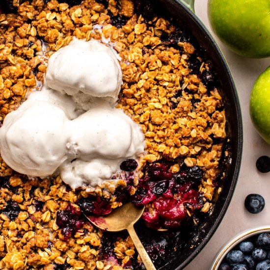 Vegan Apple Blueberry Crumble