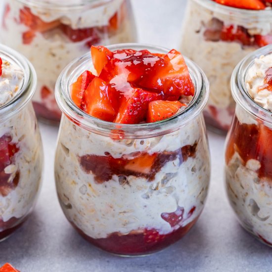 STRAWBERRY CHEESECAKE OVERNIGHT OAT